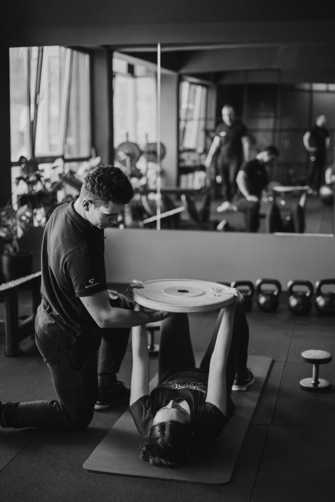 studio formy trener z klientem